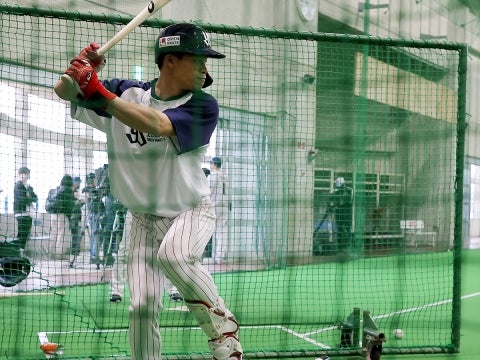 真剣な表情で練習を行う塩見選手