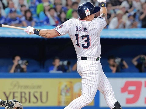 オスナ選手が14号3ランを放つ