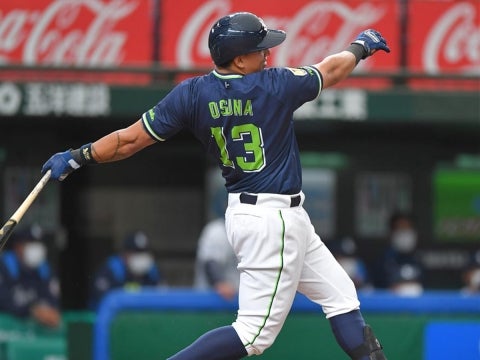 オスナ選手が一時同点となる2点タイムリー二塁打を放つ