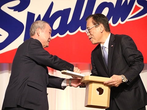 必勝祈願のお札贈呈