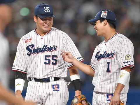 試合後、笑顔を見せる村上選手と山田選手