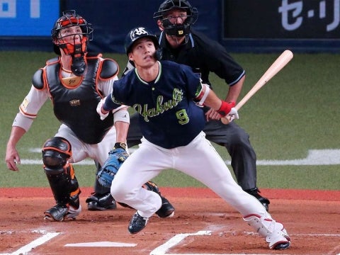 塩見選手が安打を放つ