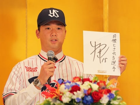 山下投手「目標とされる選手に」
