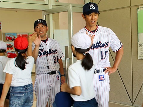 山部氏と河端氏が港区立御成門小学校で投げ方指導！