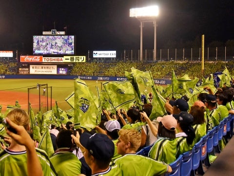 スタンドが緑一色に！