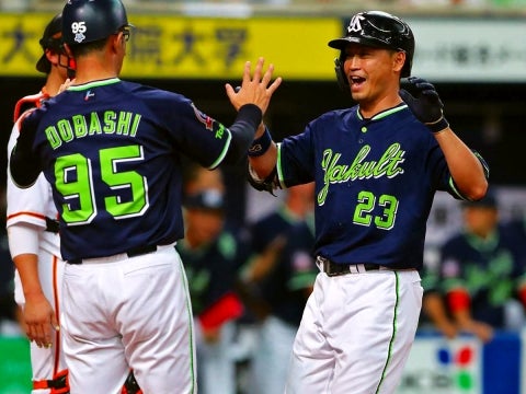 青木選手がライトスタンドへ飛び込む12号3ラン