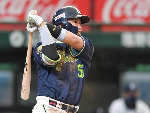 村上選手が決勝の1号ソロを放つ！