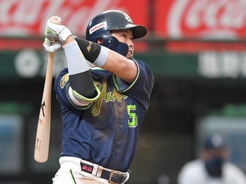 村上選手が決勝の1号ソロを放つ！