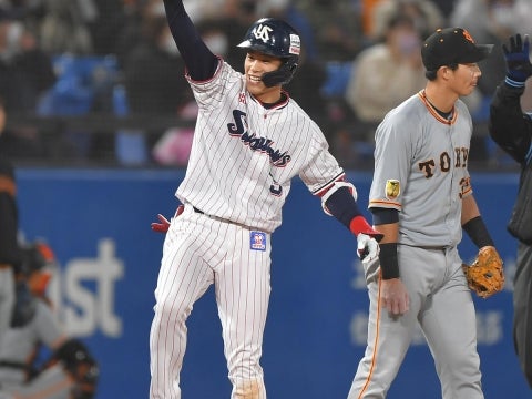 塩見選手が走者一掃の3点タイムリーを放つ！