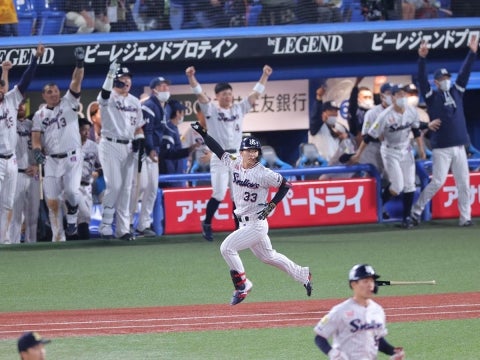 内山壮選手が起死回生の1号3ランを放つ