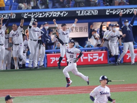 内山壮選手が起死回生の1号3ランを放つ