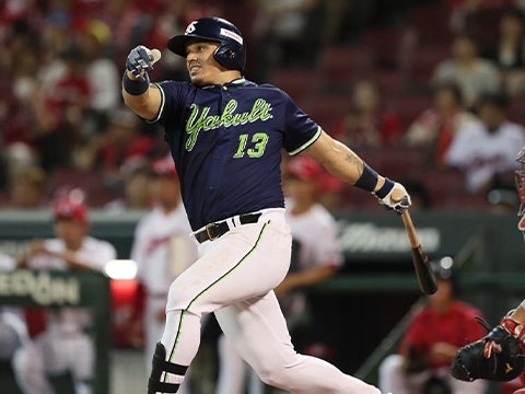 オスナ選手がタイムリーを放つ