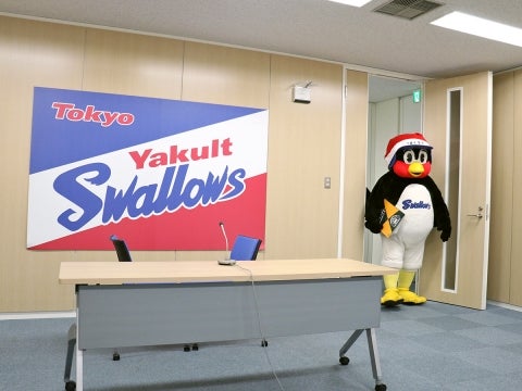 つば九郎が契約更改に臨む