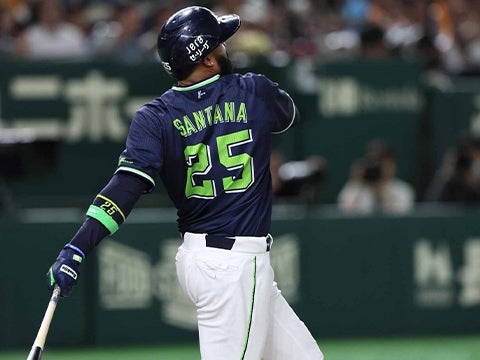 サンタナ選手が今季初ホームランを放つ