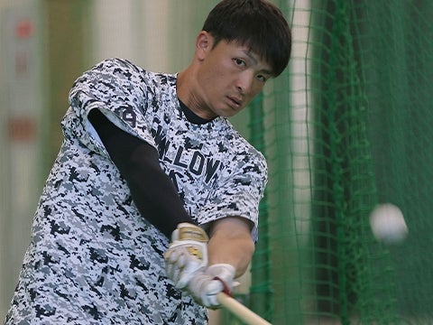 室内練習場で打撃練習を行う宮本選手