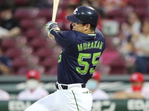 村上選手が2打席連続アーチを放ち、30号到達