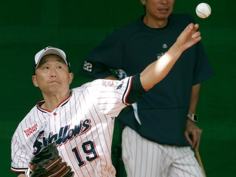 ブルペンで投球する石川投手