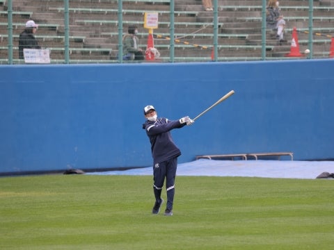 外野ノックを行う古田臨時コーチ