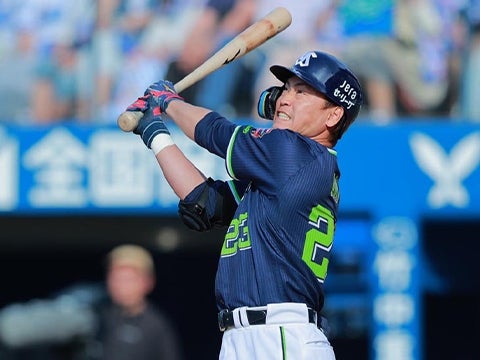 青木選手が逆転の3点タイムリー二塁打