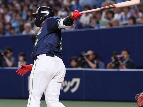 バレンティン選手が先制の2点タイムリー