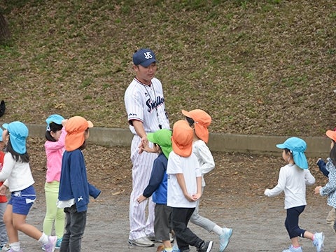 河端氏と徳山氏が太陽の子南青山保育園の園児たちへ投げ方指導！
