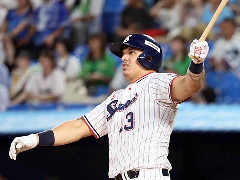 オスナ選手が先制の15号ソロ