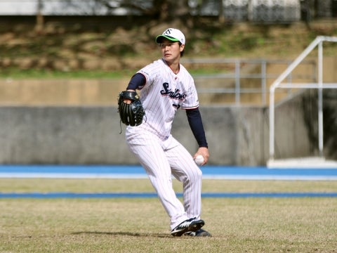 投手陣は陸上競技場へ移動し、キャッチボール