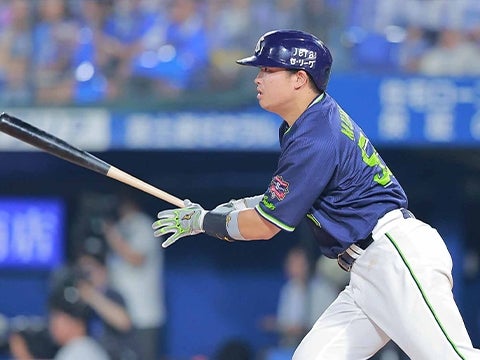 村上選手が同点タイムリーを放つ