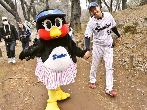 坂道も手を繋いで