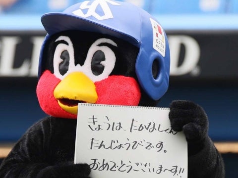 つば九郎が高梨投手の誕生日を祝福！
