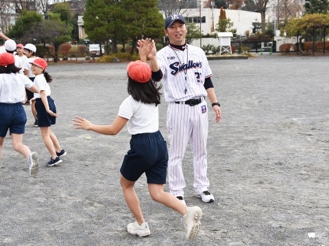 元気にハイタッチ