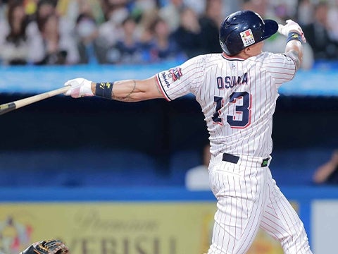 オスナ選手が7号3ランを放つ