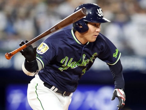 川端選手が代打で一時同点となるタイムリーを放つ