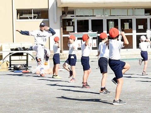 山部氏、河端氏、徳山氏が板橋区立高島第一小学校で投げ方・打ち方指導！
