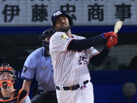 サンタナ選手が二打席連発のホームラン