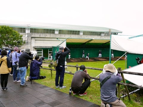 報道陣の視線の先には