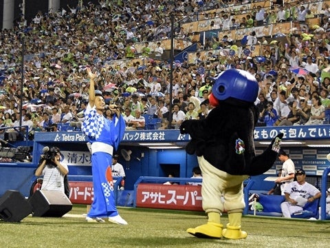 「東京音頭」を熱唱