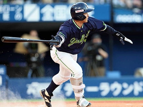 岩田選手が2点タイムリーを放つ