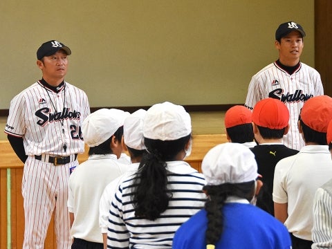 河端氏と徳山氏が北区立浮間小学校で投げ方指導！