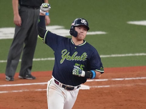 村上選手が1号2ランを放つ