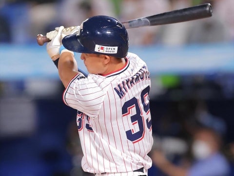 宮本選手が代打で安打を放つ