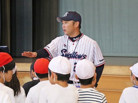 河端氏と徳山氏が杉並区立杉並第四小学校で投げ方指導！