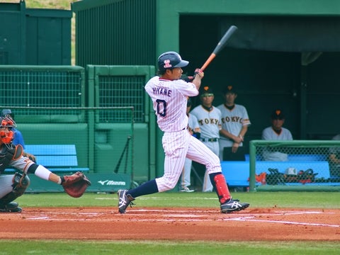 比屋根選手が先頭打者ホームラン