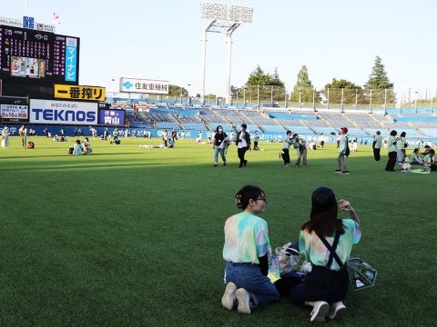 グラウンドで記念撮影