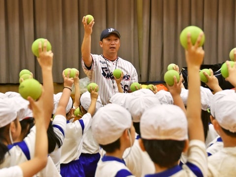 河端氏と徳山氏が港区立芝小学校で投げ方指導！