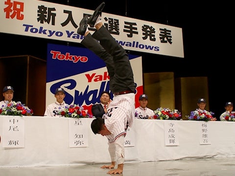 山田選手以来の逆立ちを披露！