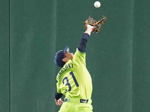 山崎選手が好守備を見せる