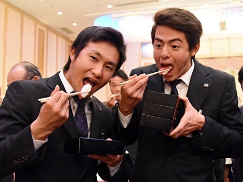 お寿司にかぶりつく