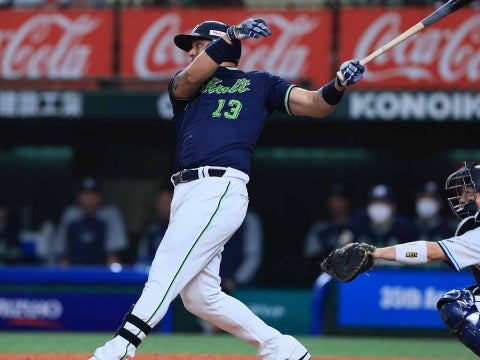 オスナ選手が先制の2点タイムリーを放つ！