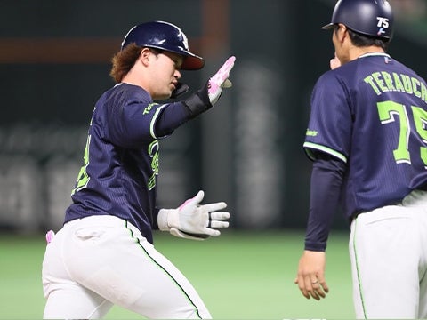 濱田選手が先制ホームランを放つ